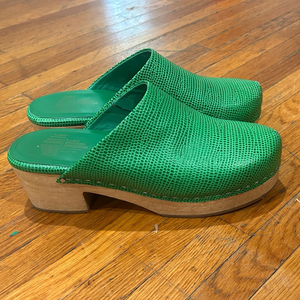 Charlotte Stone Vibrant Green Textured Clogs